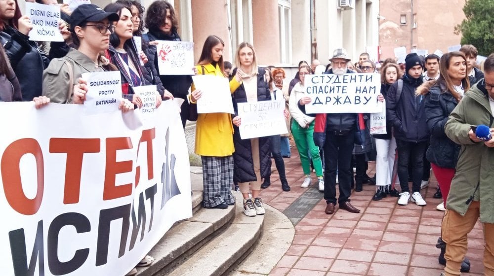 "Vi se nalazite na sigurnoj i slobodnoj teritoriji": Zaposleni na niškom Filozofskom fakultetu podržali studentsku blokadu, neće biti nastave (VIDEO) 1