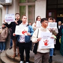 "Vi se nalazite na sigurnoj i slobodnoj teritoriji": Zaposleni na niškom Filozofskom fakultetu podržali studentsku blokadu, neće biti nastave (VIDEO) 9