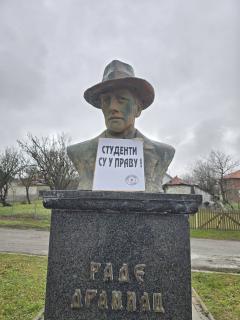 Poznate ličnosti u Srbiji na strani studenata: Niška Urbana gerila postavlja poruke podrške na spomenike 5