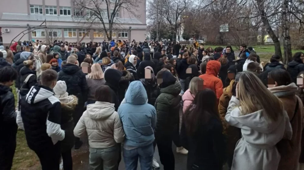 Gimnazijalci u Kraljevu stali uz studente 12