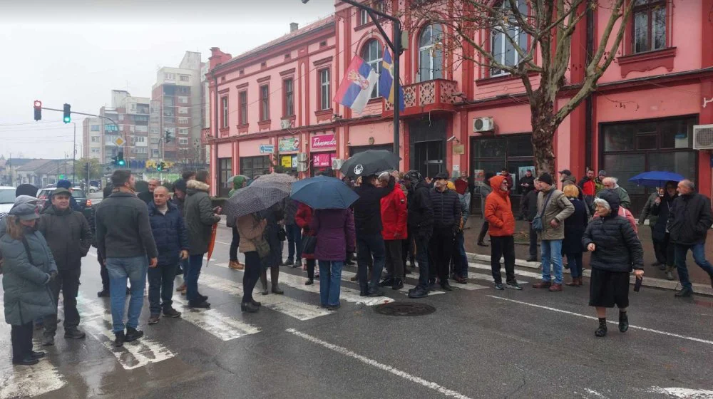 U Zaječaru održana akcija 15 minuta za 15 stradalih: Grupa mladića dobacivala okupljenim građanima "Aco Srbije i Živeo predsednik Vučić" 1