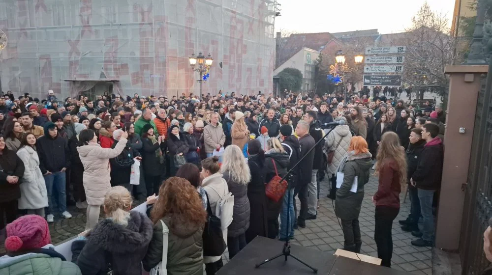 "Da zajedno stvorimo pravednije i bolje uslove za sve": Održan javni čas ispred Jovine gimnazije 10