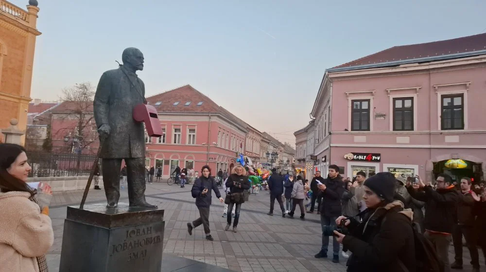 Studenti i đaci okačili veliku pištaljku na spomenik čika Jovi Zmaju u Novom Sadu 1