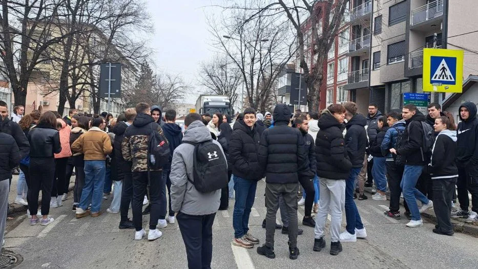 I veliki broj srednjoškolaca učestvovao u akciji "Zastani Srbijo" (FOTO) 2