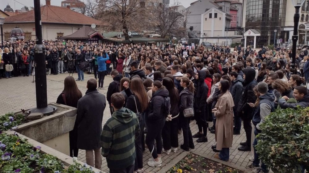 U protestu Zastani Srbijo stajali i poznati glumci, incident sa crnim džipom u Novom Sadu (FOTO/VIDEO) 1