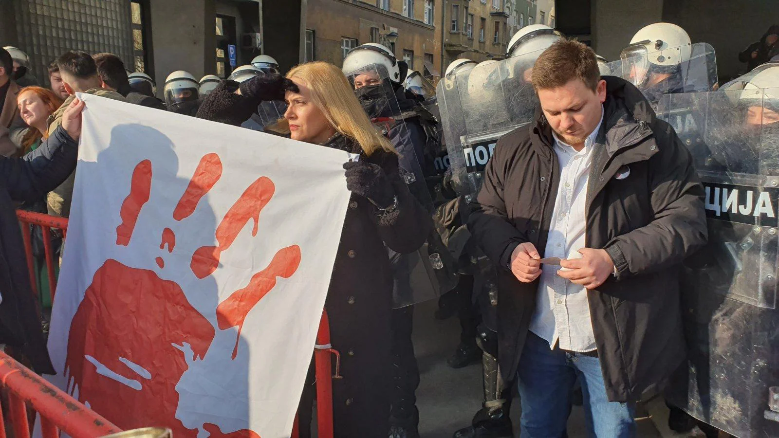 Veliki broj policajaca u Skupštini Novog Sada: Opozicija pokušala da uđe u zgradu, studenti se vraćaju u kampus (FOTO, VIDEO) 2