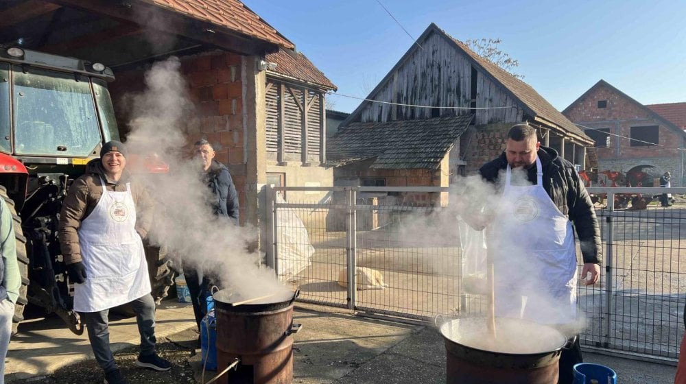 Poljoprivrednici kuvaju kupus za studente 8