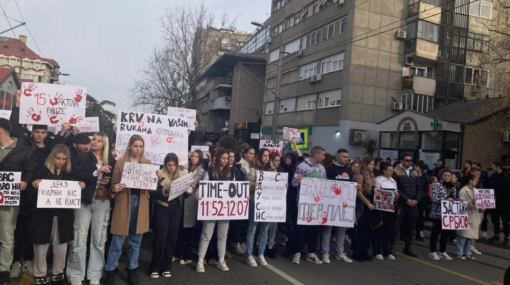 Mi smo budućnost, a vi je uništavate: Studenti i srednjoškolci zaustavili saobraćaj u Požeškoj ulici u Beogradu (FOTO, VIDEO) 10