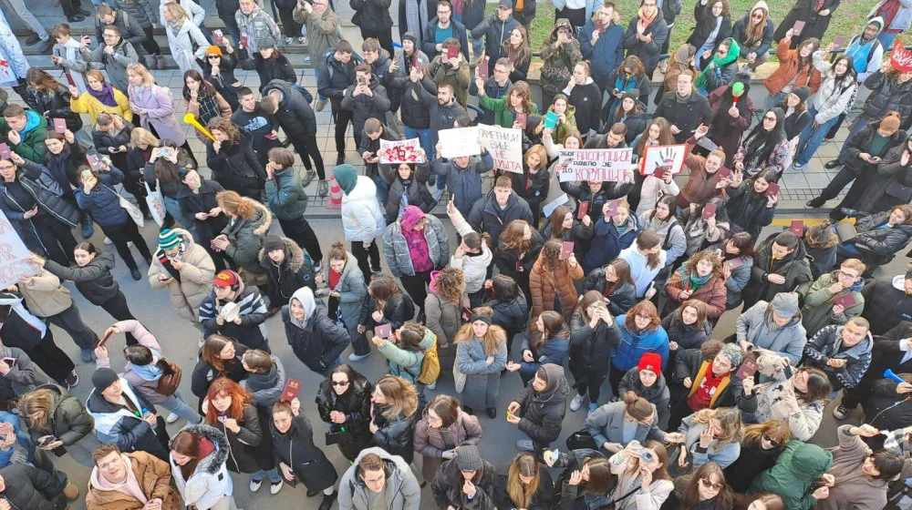 Đaci Francuske škole hteli u blokade, ali im otkazali nastavu: Nepoznato da li će biti blokade, umešali se i tabloidi 10