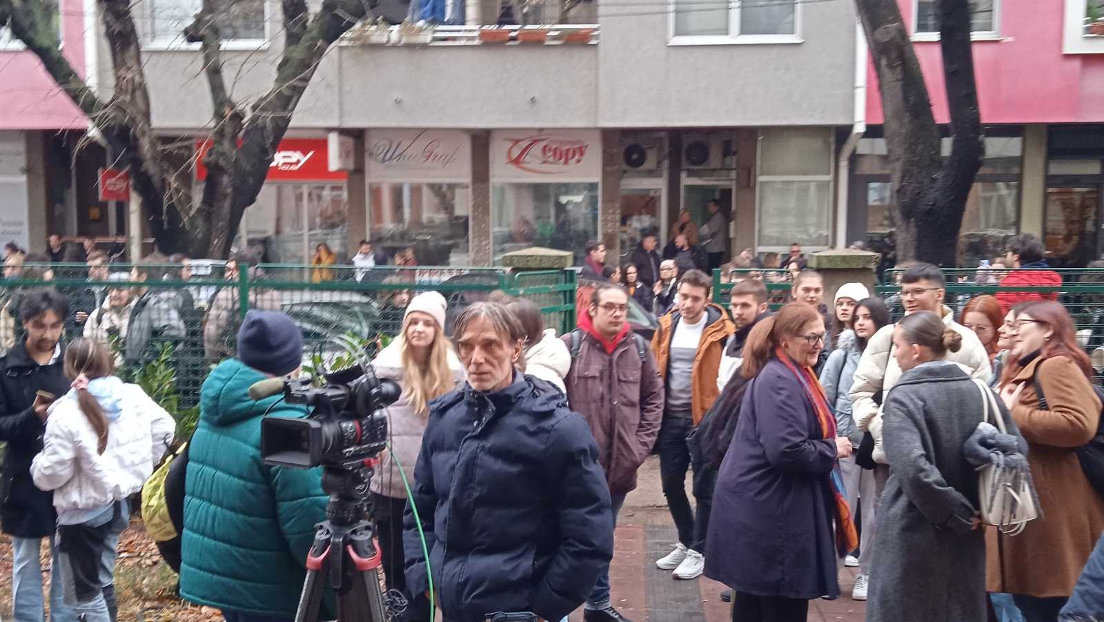 U protestu Zastani Srbijo studenti i učenici uz građane, više manjih incidenata, ali i jedan veći sa članovima Filharmonije (FOTO/VIDEO) 5