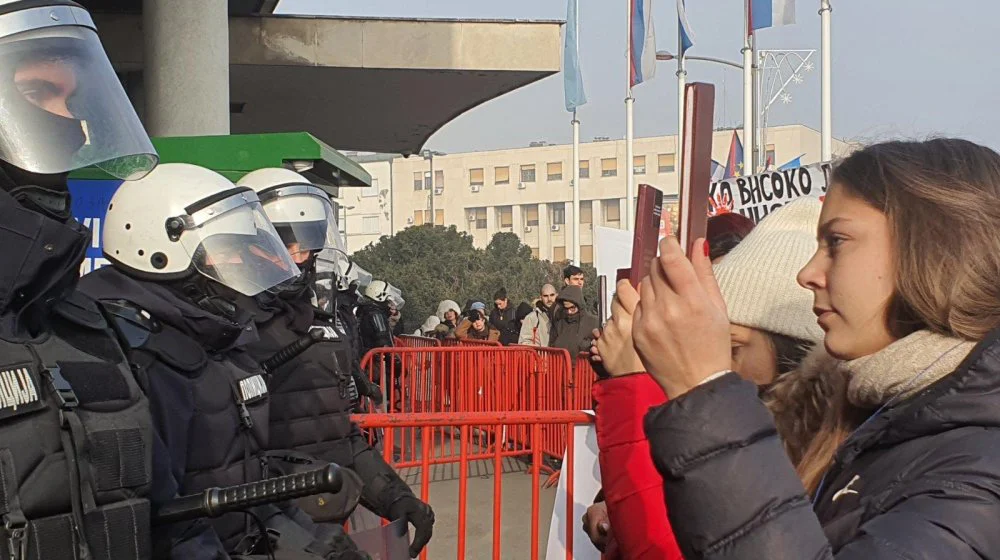 Veliki broj policajaca u Skupštini Novog Sada: Opozicija pokušala da uđe u zgradu, studenti se vraćaju u kampus (FOTO, VIDEO) 1