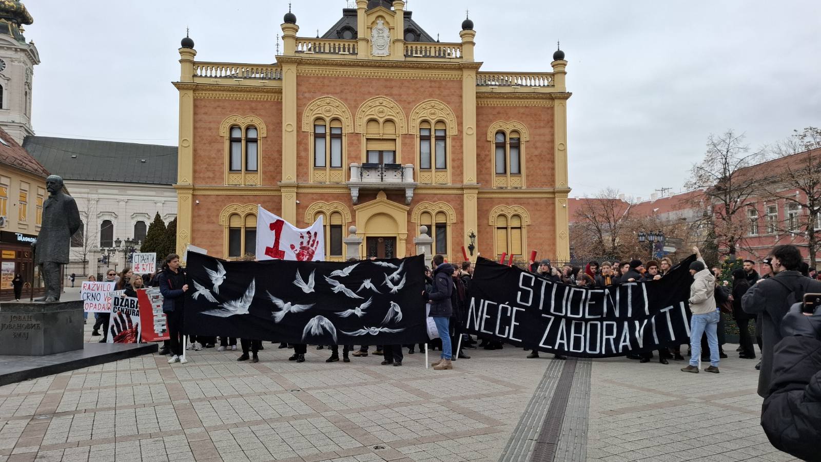 U protestu Zastani Srbijo stajali i poznati glumci, incident sa crnim džipom u Novom Sadu (FOTO/VIDEO) 3