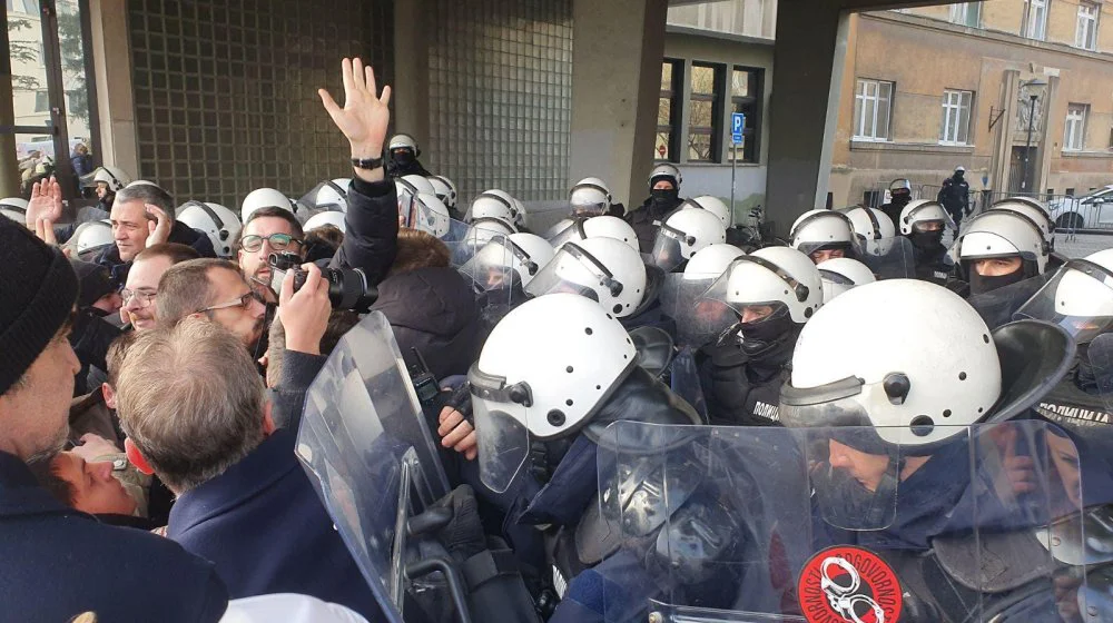 Veliki broj policajaca u Skupštini Novog Sada: Opozicija pokušava da uđe u zgradu, kordon ih sprečava (FOTO, VIDEO) 10