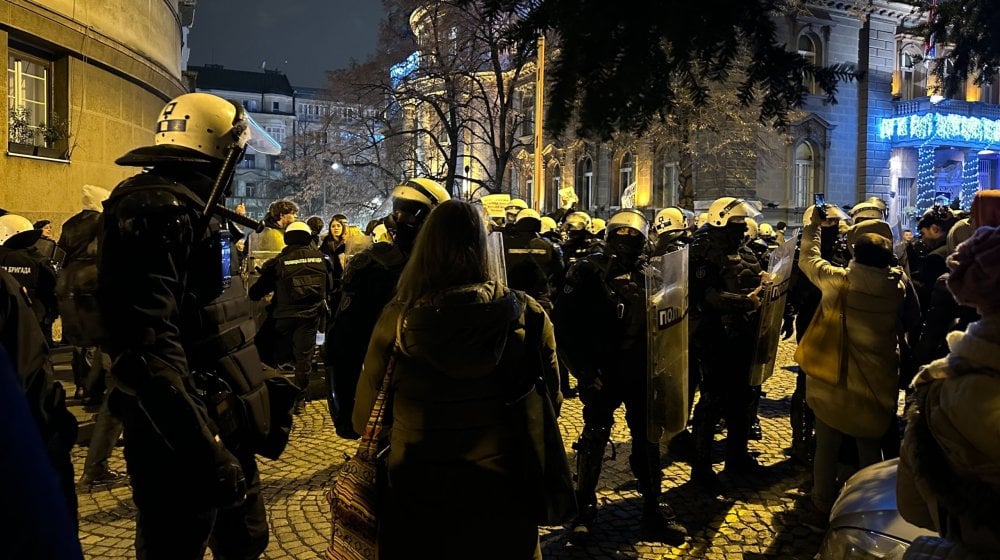 Prepoznatljivi po belim šlemovima i štitovima: Šta je Policijska brigada, koju je Vučić sinoć izveo pred studente? 10