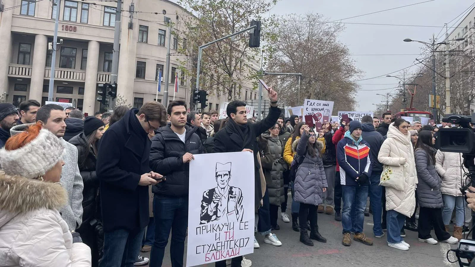 U protestu Zastani Srbijo stajali i poznati glumci, incident sa crnim džipom u Novom Sadu (FOTO/VIDEO) 4