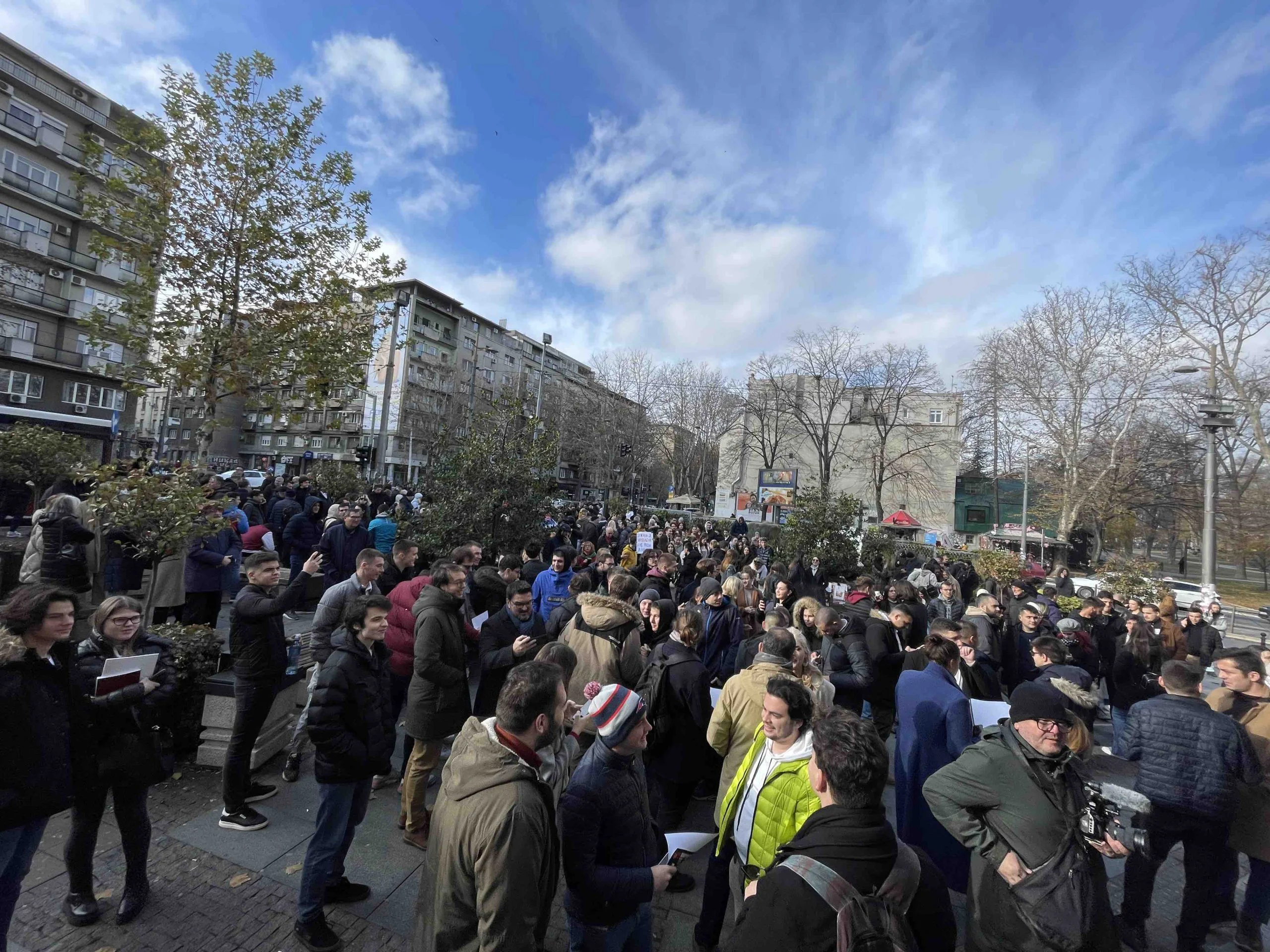 U protestu Zastani Srbijo studenti i učenici uz građane, više manjih incidenata, ali i jedan veći sa članovima Filharmonije (FOTO/VIDEO) 4