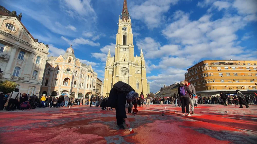 (FOTO / VIDEO) Protest u Novom Sadu: Građani boje beton na Trgu slobode u crveno 10