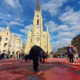 (FOTO / VIDEO) Protest u Novom Sadu: Građani boje beton na Trgu slobode u crveno 5