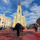 (FOTO / VIDEO) Završen protest u Novom Sadu: Trg slobode obojen u crveno, ostavljena glavna poruka "ruke su vam krvave" 3