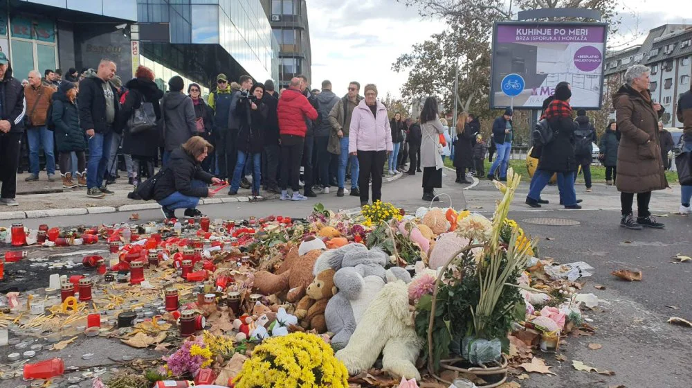 (FOTO / VIDEO) Počeo protest u Novom Sadu: Danas se navršava mesec dana od pada nadstrešnice koja je ubila 15 ljudi 9