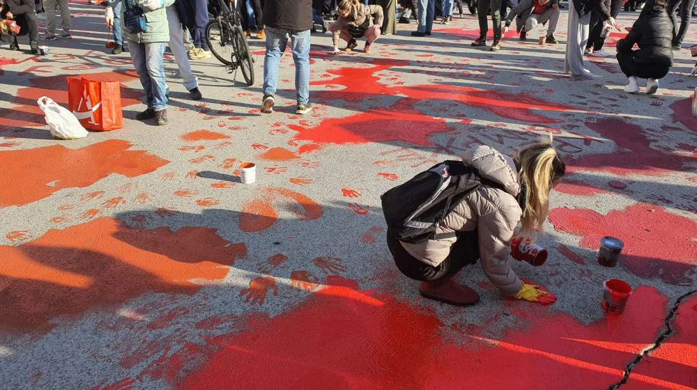 (FOTO / VIDEO) Protest u Novom Sadu: Građani boje beton na Trgu slobode u crveno 11