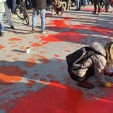 (FOTO / VIDEO) Protest u Novom Sadu: Građani boje beton na Trgu slobode u crveno 5