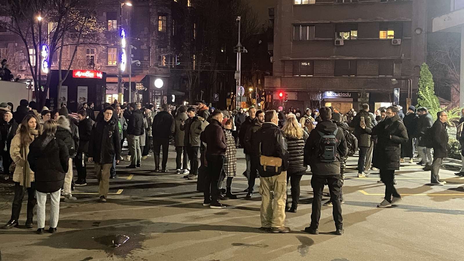 Studenti ostavili džakove para ispred RTS-a i tražili izvinjenje od Vučića: U Dnevniku dva minuta posvećena protestu (FOTO, VIDEO) 8