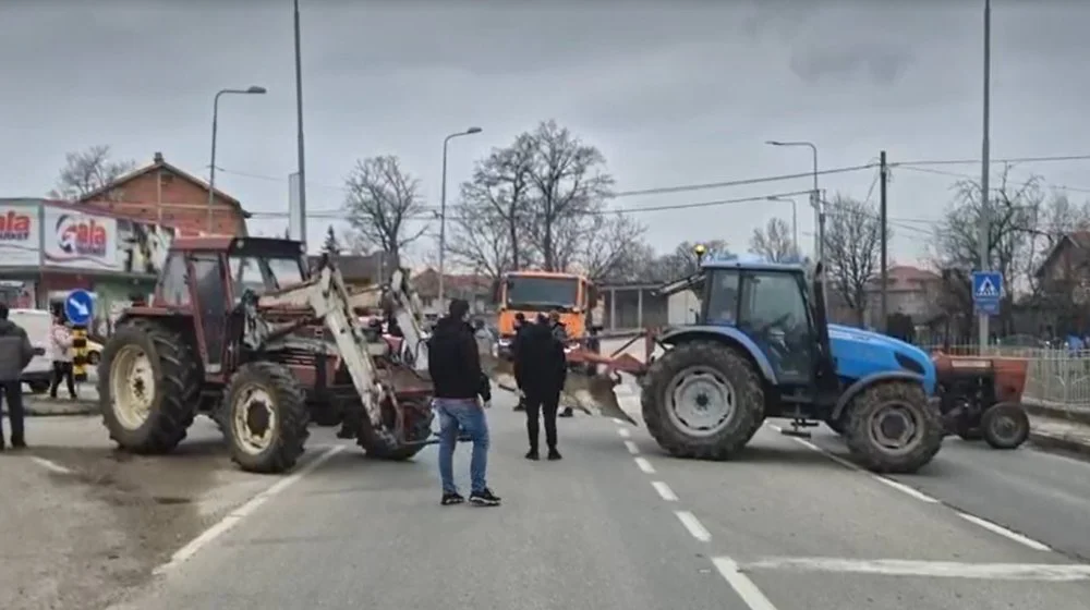 "Nema smisla razgovarati": Blokirana Ibarska magistrala kod Kraljeva, poljoprivrednici šalju podršku studentima 11