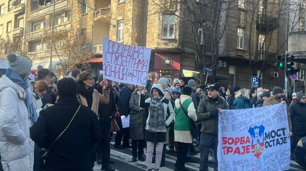 “Podrška studentima, radnici iz RTS-a”: Podršku studentima ispred javnog servisa dali i zaposleni (FOTO, VIDEO) 9