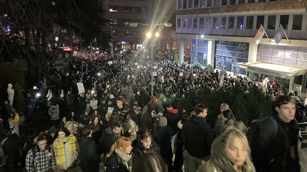 (UŽIVO) Studenti ispred zgrade studija Dnevnika poručuju "Ulazimo unutra", RTS se uživo uključio u protest (FOTO, VIDEO) 7