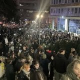 (UŽIVO) "Ne lažite mi dedu": Studenti ispred zgrade studija Dnevnika, RTS izvestio da su u toku protesti (FOTO, VIDEO) 6