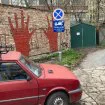 Pred početak protesta u Novom Sadu: Mural krvave ruke kod zgrade suda 10