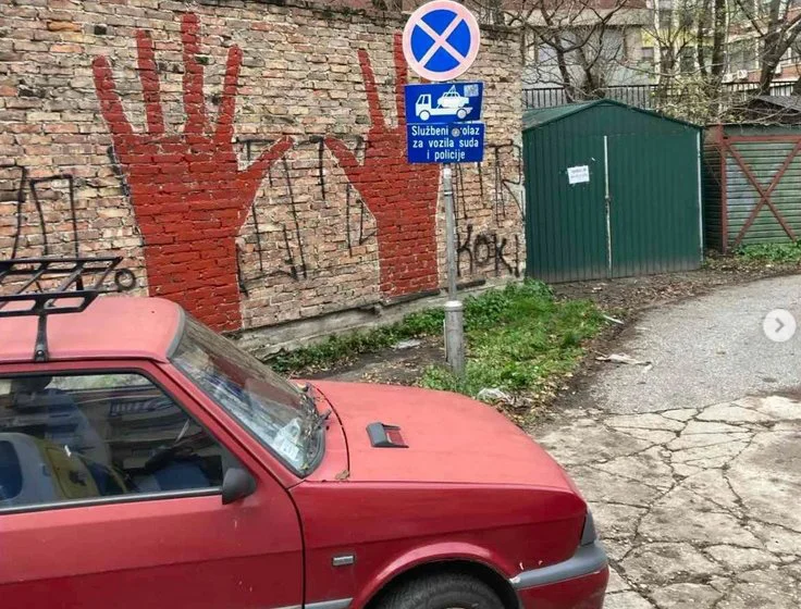 Pred početak protesta u Novom Sadu: Mural krvave ruke kod zgrade suda 1