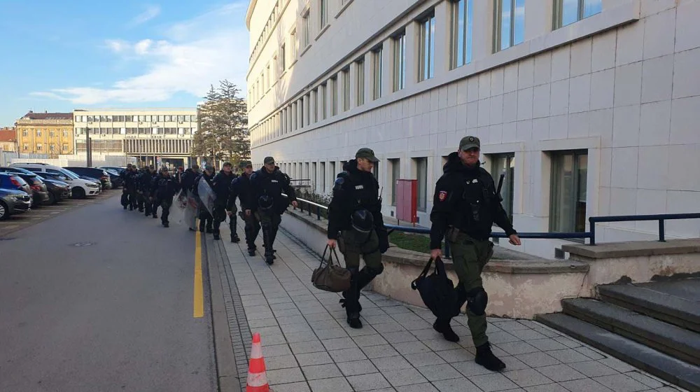 Studenti sa vuvuzelama i pištaljkama pristižu do Skupštine Vojvodine, gde je za 10 časova zakazana sednica (VIDEO) 9