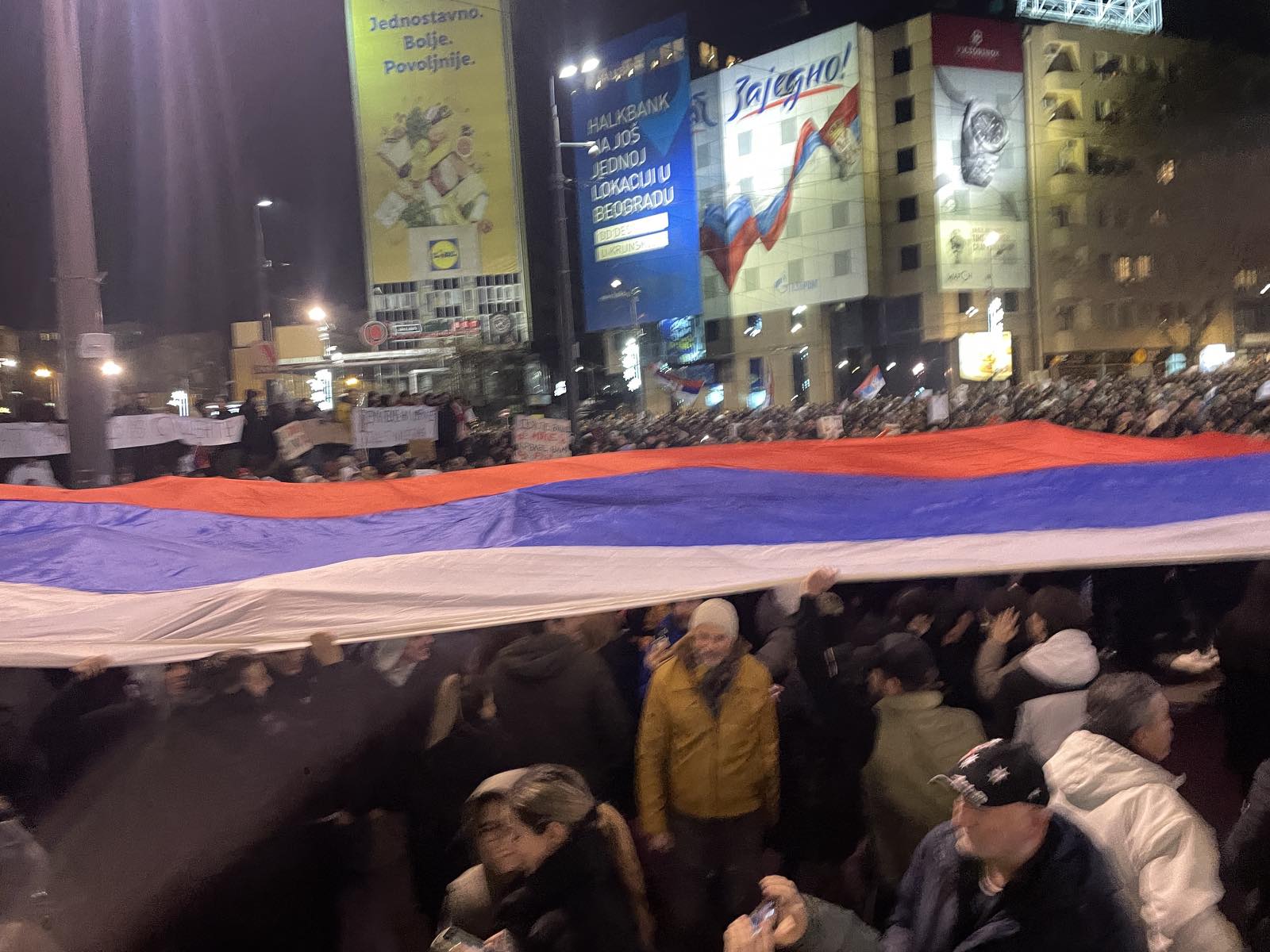 Protest na Slaviji u slikama: Desetine hiljada građana mirno izrazilo nezadovoljstvo (FOTO) 10