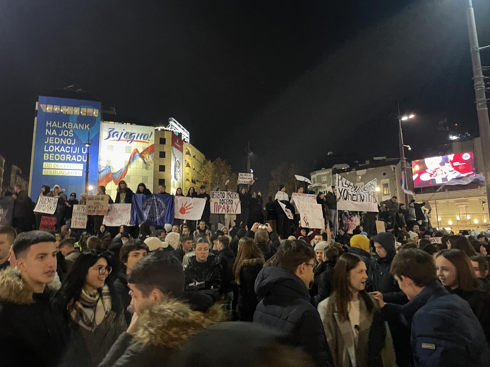 Protest na Slaviji u slikama: Desetine hiljada građana mirno izrazilo nezadovoljstvo (FOTO) 11