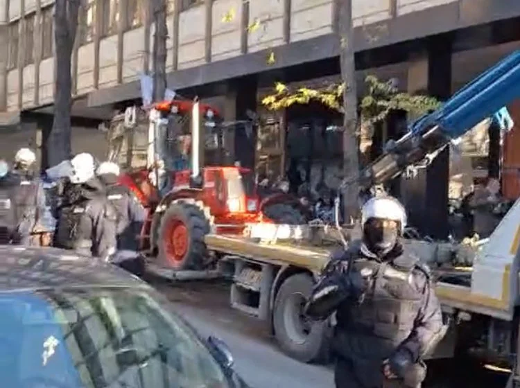 Policija prvo izvukla Kokanovića iz traktora, pa ga privela i oduzala traktor (VIDEO) 10