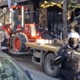 Policija prvo izvukla Kokanovića iz traktora, pa ga privela i oduzala traktor (VIDEO) 14