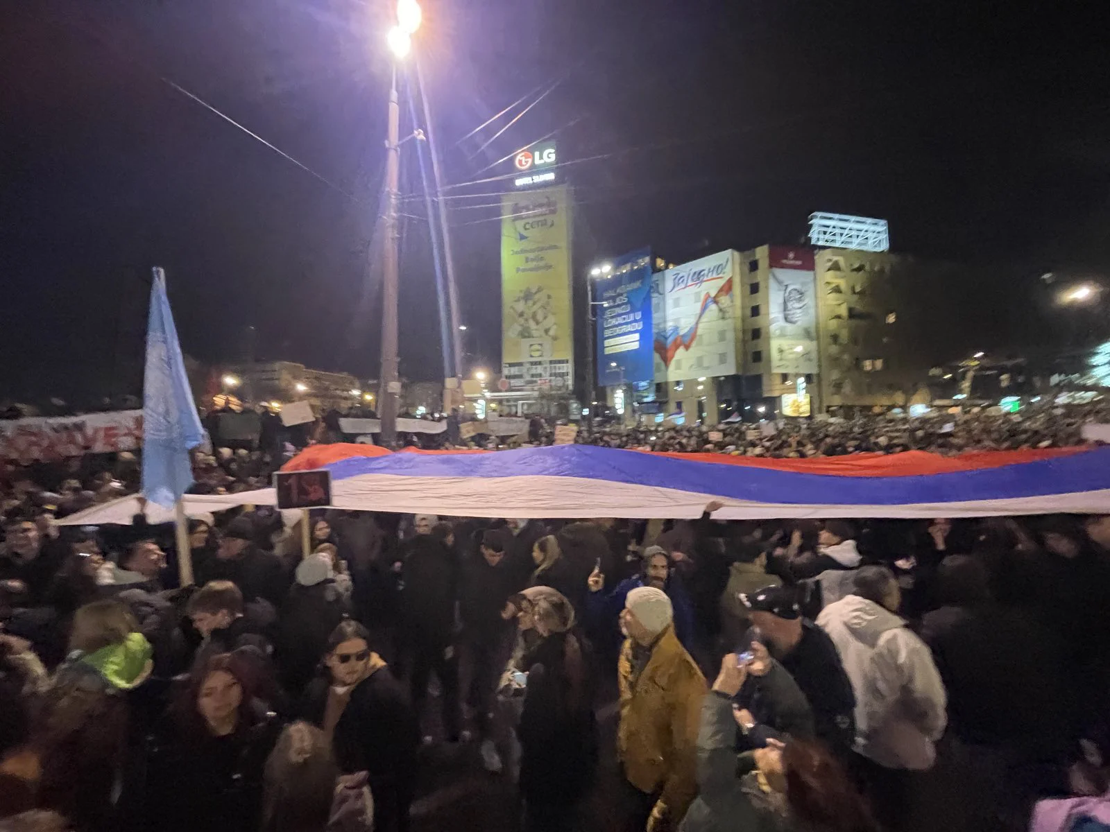 Protest na Slaviji u slikama: Desetine hiljada građana mirno izrazilo nezadovoljstvo (FOTO) 13