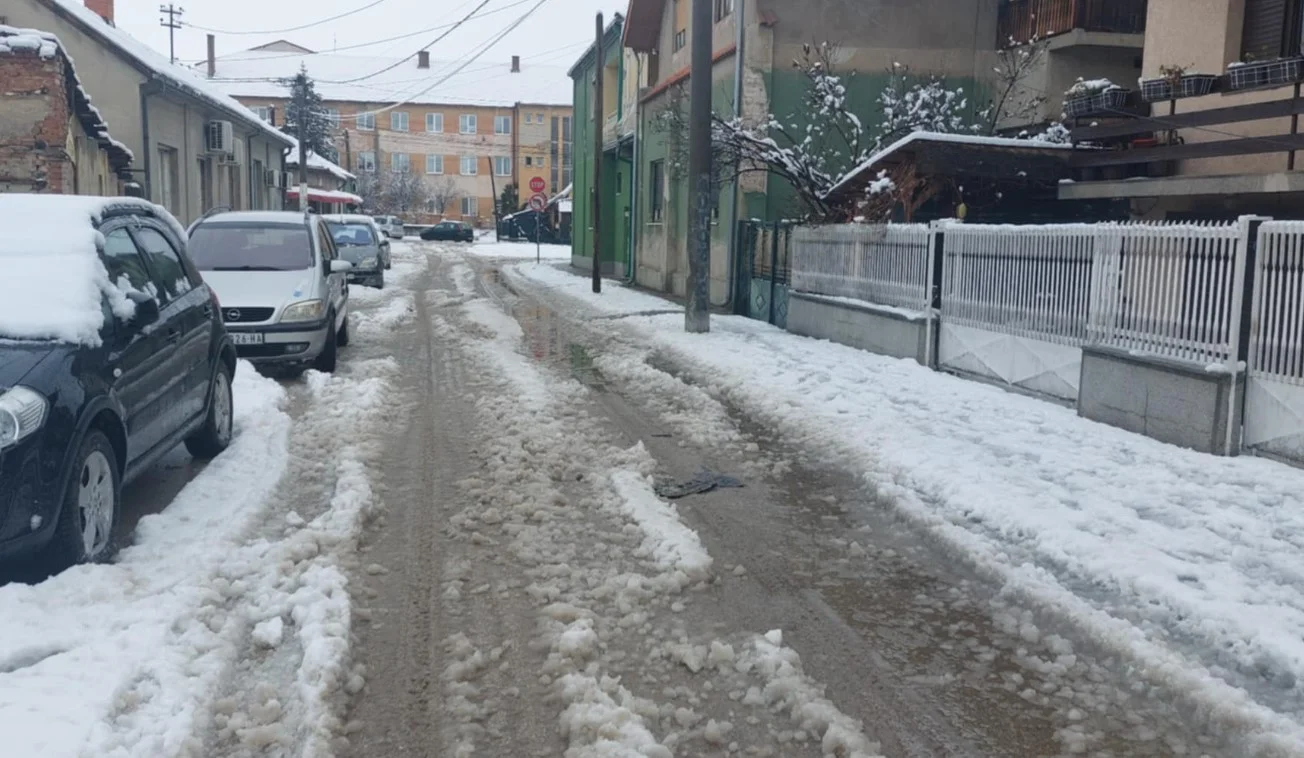 "Sada će on, čim se probudi, da pozove Kobre da to razbacaju": Urnebesni komentari Zaječaraca zbog kolapsa sa snegom 2