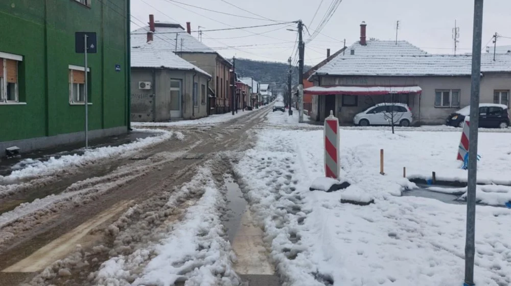 "Sada će on, čim se probudi, da pozove Kobre da to razbacaju": Urnebesni komentari Zaječaraca zbog kolapsa sa snegom 10