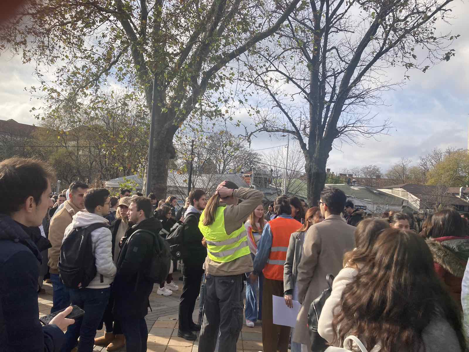 U protestu Zastani Srbijo studenti i učenici uz građane, više manjih incidenata, ali i jedan veći sa članovima Filharmonije (FOTO/VIDEO) 6