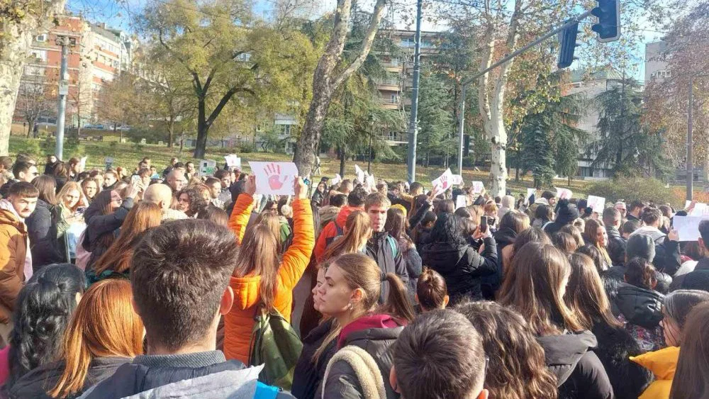 "Pravda će trijumfovati": Studenti Medicinskog i Fakulteta veterinarske medicine blokirali Bulevar oslobođenja 3