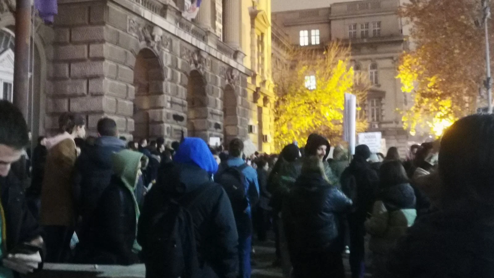 Studenti ostavili džakove para ispred RTS-a i tražili izvinjenje od Vučića: U Dnevniku dva minuta posvećena protestu (FOTO, VIDEO) 9