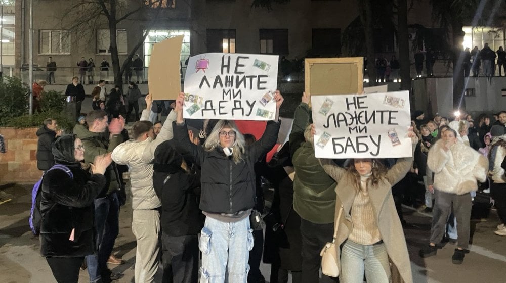 (UŽIVO) "Ne lažite mi dedu": Studenti ispred zgrade studija Dnevnika, RTS izvestio da su u toku protesti (FOTO, VIDEO) 8