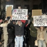 (UŽIVO) "Ne lažite mi dedu": Studenti ispred zgrade studija Dnevnika, RTS izvestio da su u toku protesti (FOTO, VIDEO) 7