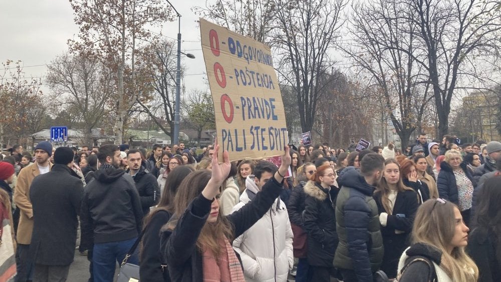 U protestu Zastani Srbijo stajali i poznati glumci, incident sa crnim džipom u Novom Sadu (FOTO/VIDEO) 5