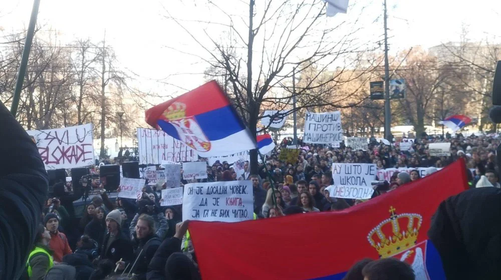 "Pada Vlada": Više hiljada studenata uzvikuje ispred Ministarstva prosvete (FOTO; VIDEO) 9