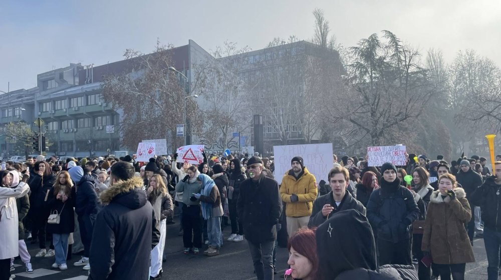 Veliki broj policajaca u Skupštini Novog Sada: Studenti stigli ispred Skupštine, planiraju plenum (FOTO, VIDEO) 6