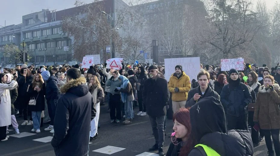 Veliki broj policajaca u Skupštini Novog Sada: Opozicija pokušala da uđe u zgradu, studenti se vraćaju u kampus (FOTO, VIDEO) 3